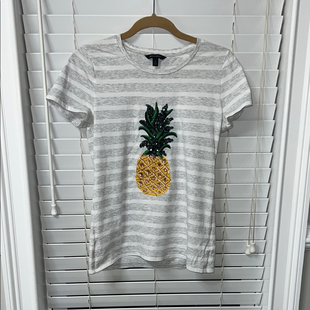 Women’s-Banana Republic Graphic Gray and White Short Sleeve Tee